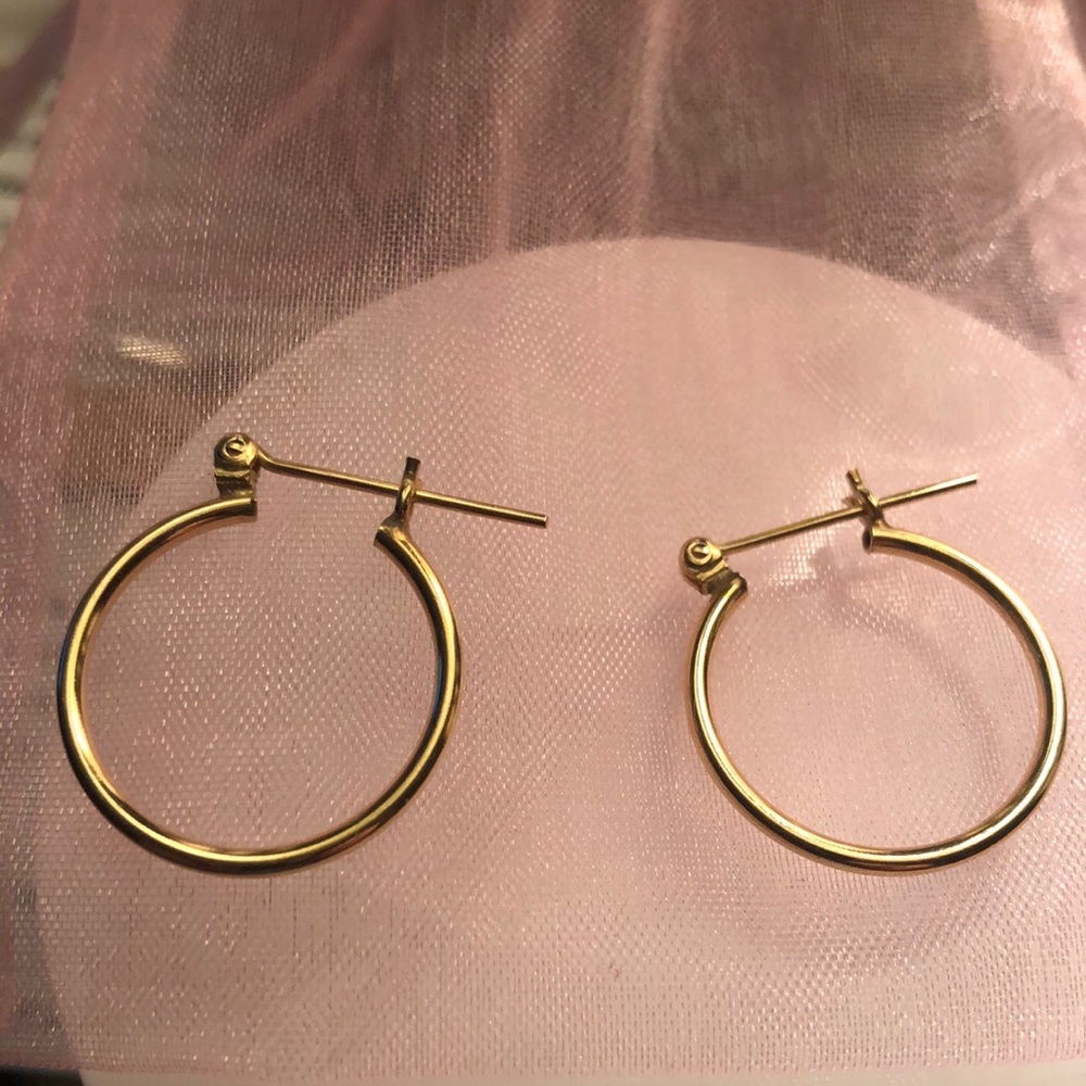 Gold hollow hoop Earrings with snap bar.